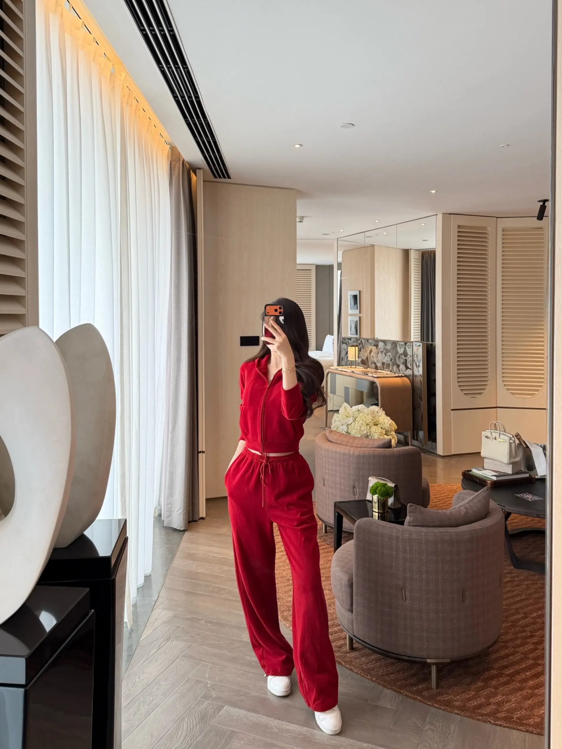 一眼喜欢得红色 … 太显白了。