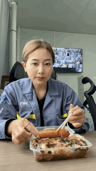 吃这么急干啥，没人跟你抢。吃困了就睡 今晚就这么吃了 就这样开吃吧 越吃越嘴馋 