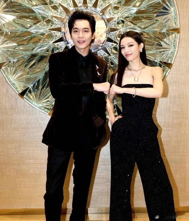 钟楚曦成都活动状态钟楚曦亮相成都太古里活动，穿波点抹胸连体裤，黑长直配小烟熏妆，