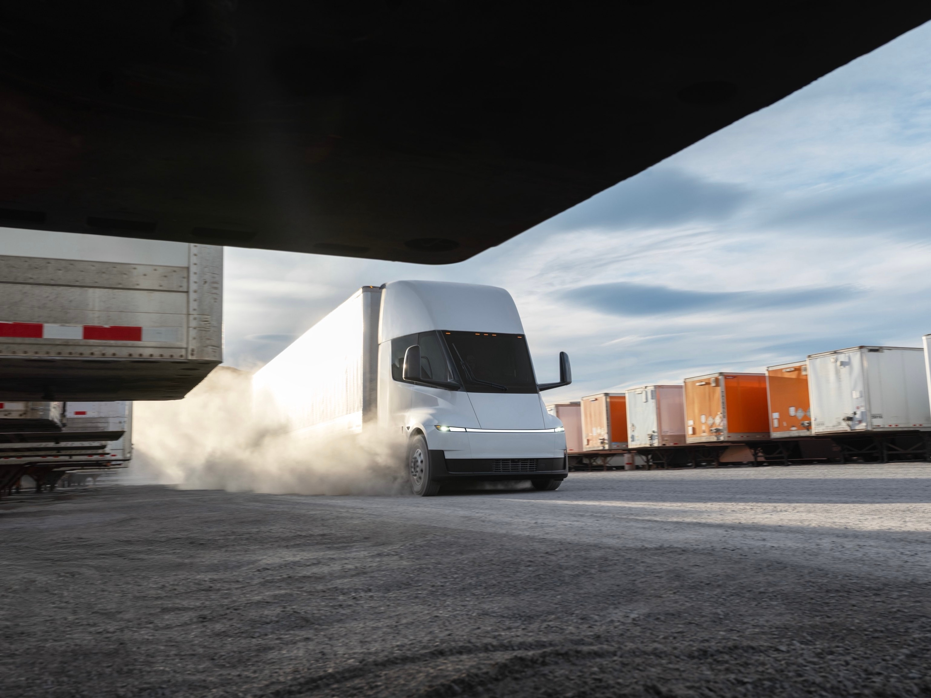 特斯拉电动卡车Semi，这种长车头的卡车一看就很美系！ 