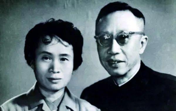 1967年10月17日，溥仪在北京因病去世后，他的家人不知道该以何种规格来安葬溥