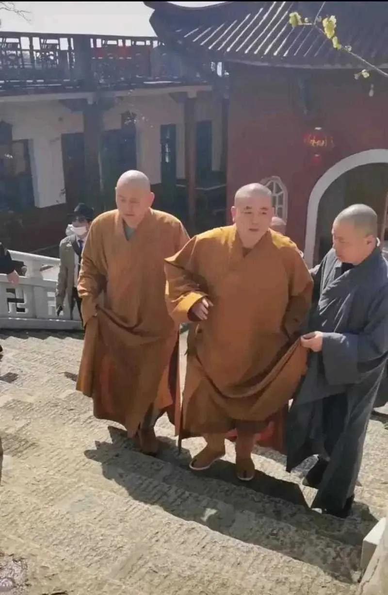 和尚心中就一定会有佛祖吗？
我看未必吧。
我还来看一下释永信，一个小小的台阶就要