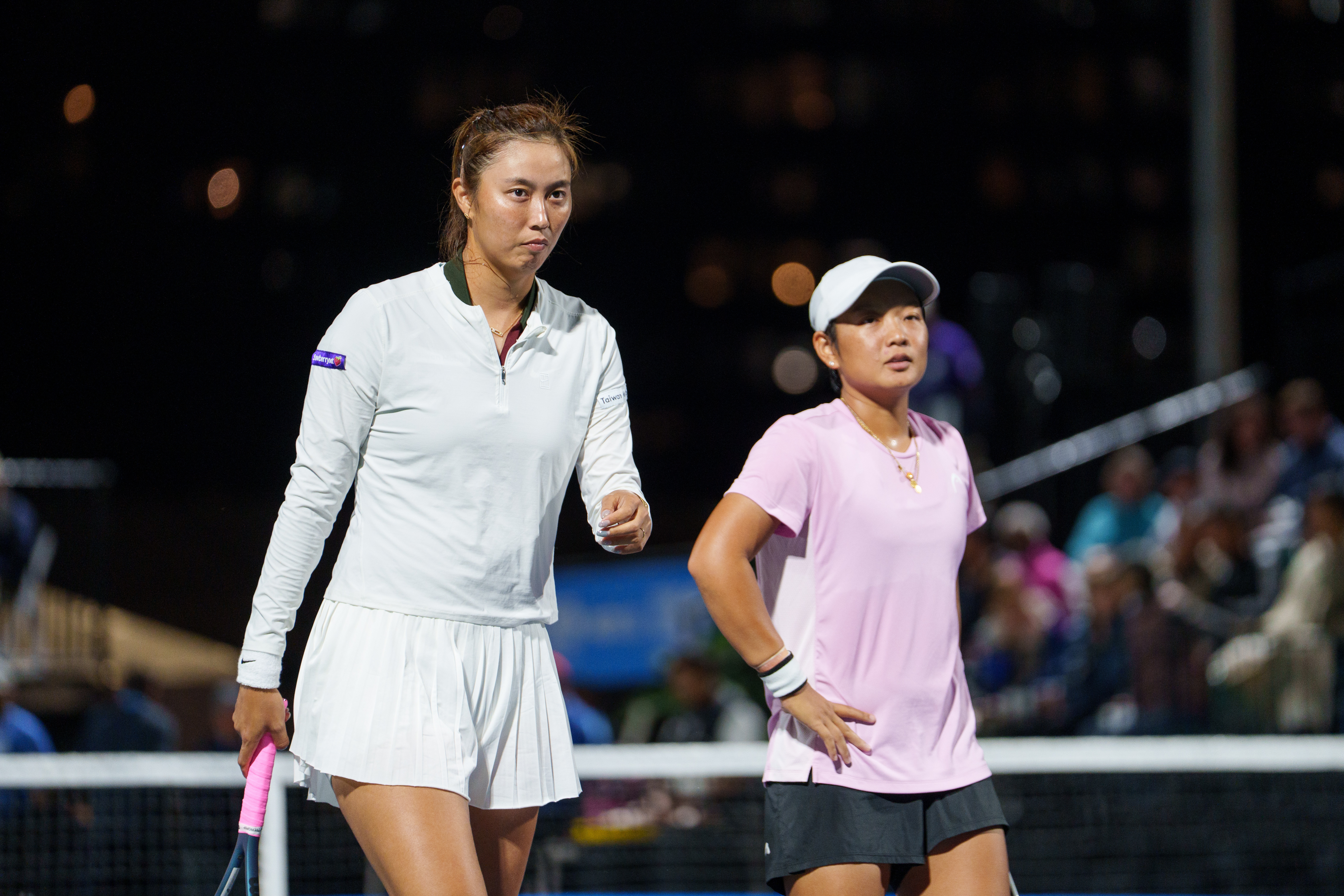 WTA250克利夫兰站双打半决赛，2号种子蒋欣玗/詹皓晴以4-6 7-6(2) 