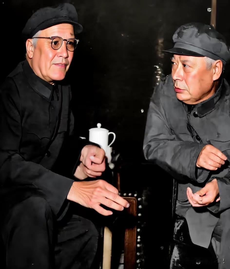 晚年两位老人的一张合影

晚年两位老人相见后，在一起聊起曾经的峥嵘岁月，两人感慨