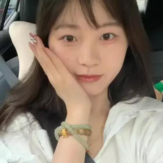 车内自拍，温柔可爱，心情美美哒！车内的美女 车后座自拍 车景自拍 车感自拍 车室