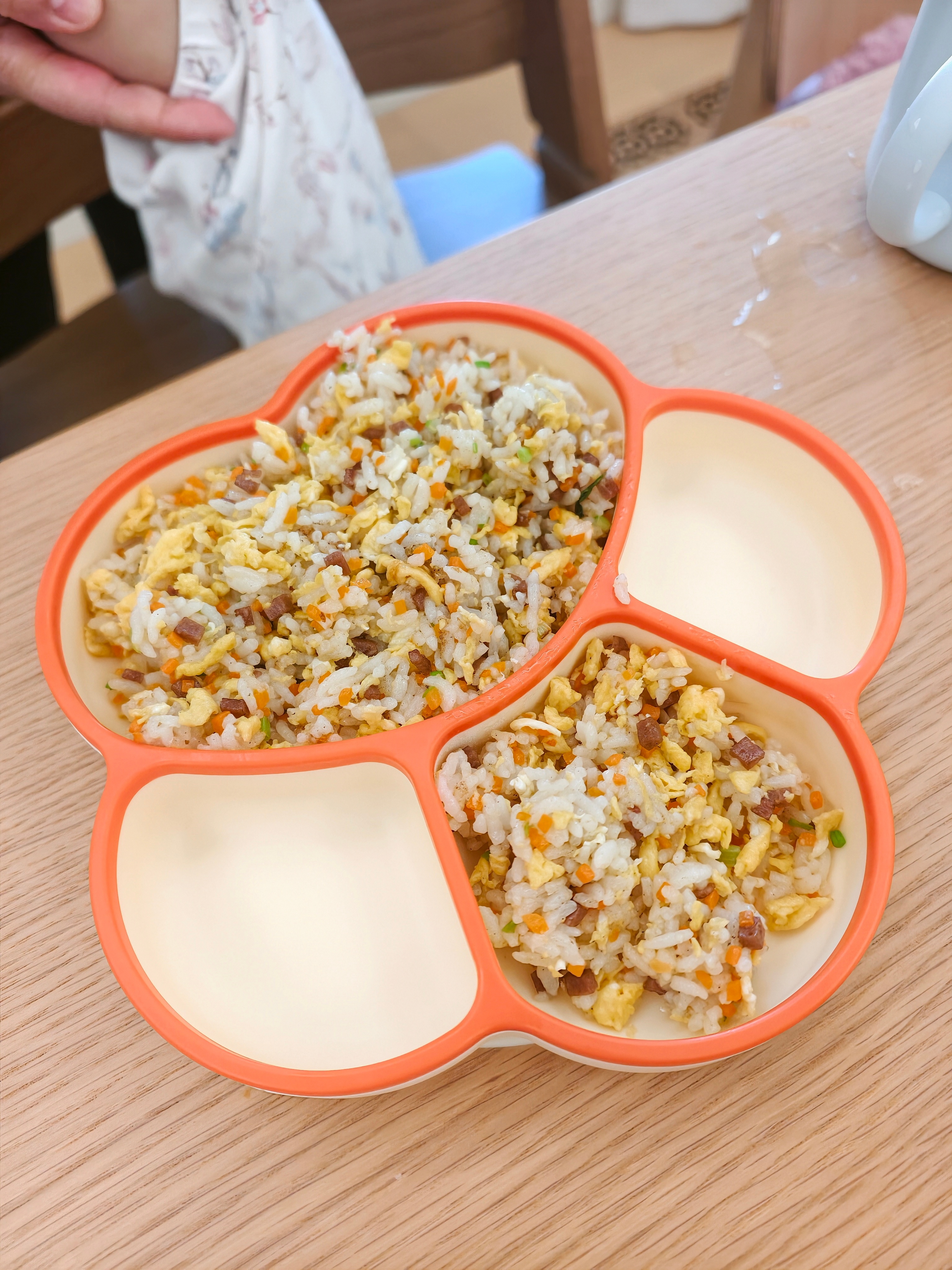 悠米上幼儿园的瓶颈之一是阿姨做饭太好吃了。今天悠米说幼儿园的饭不习惯，我们复刻了