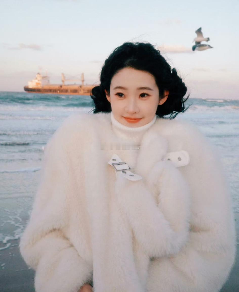 张艺凡咋萌成萨摩耶了 张艺凡这波萌感真的藏不住还不简单！冬日海边的奶白系造型太戳