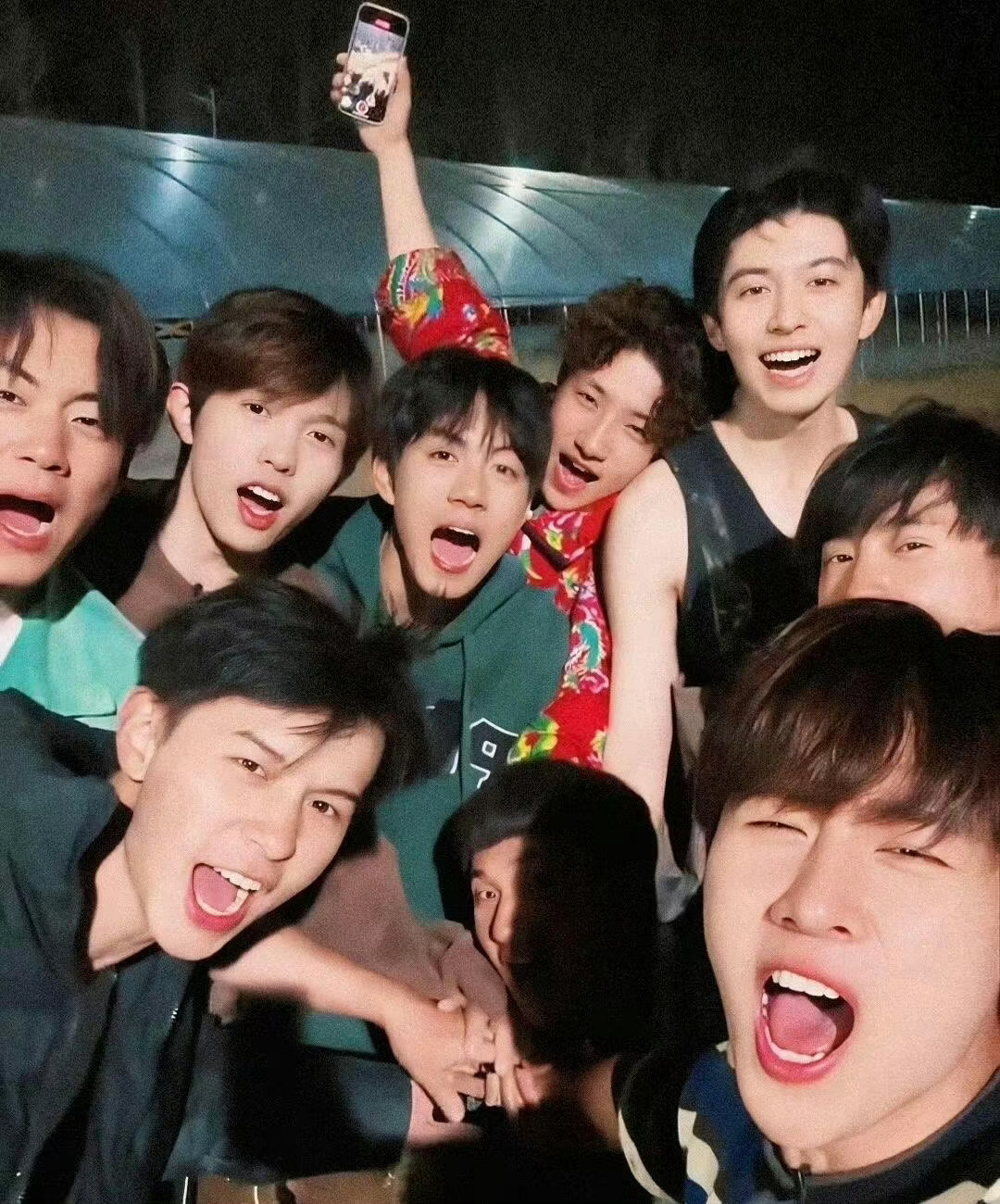 #少年的眼泪留在了那个夏天#我见过他们在泥泞中狼狈的模样，也见过他们在舞台上的闪