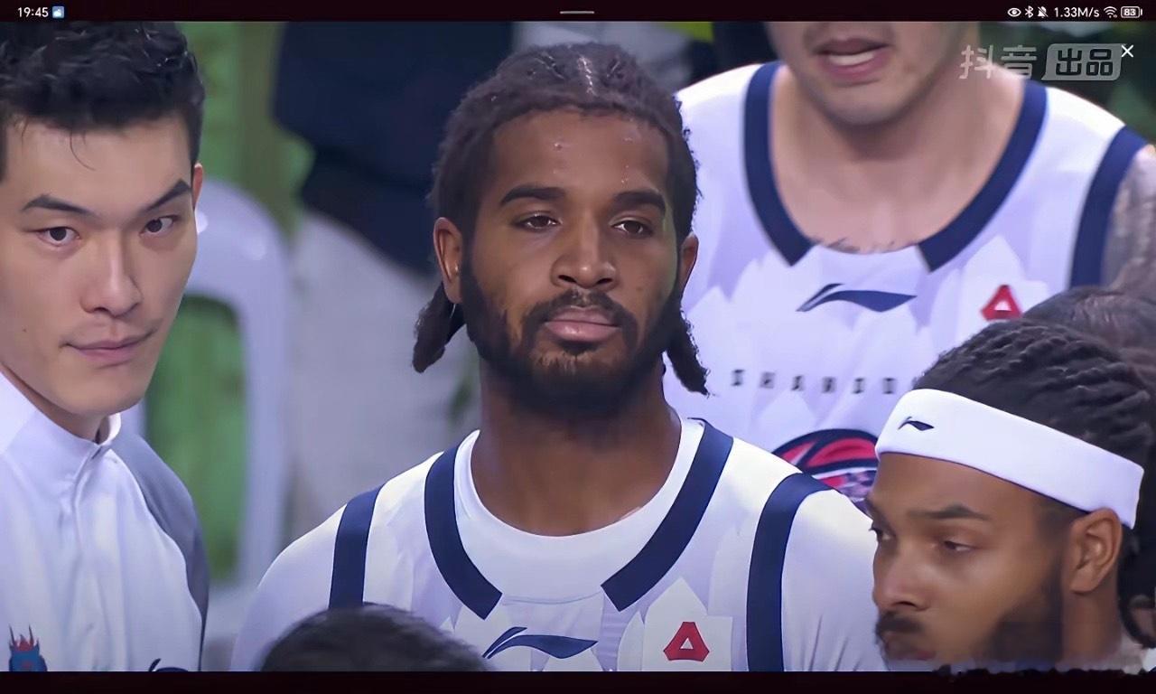 黑！裁判出手！连续罚下克里斯和邱彪！就在刚刚山东高速客场挑战南京的比赛当中，随着