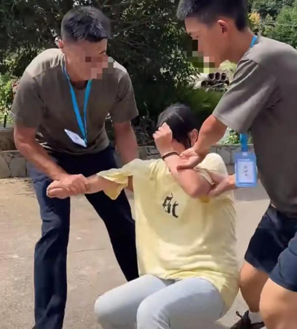 江苏泰州，一30岁男子被裁员后靠跑滴滴和外卖谋生，母亲不满其状态，便委托5名壮汉