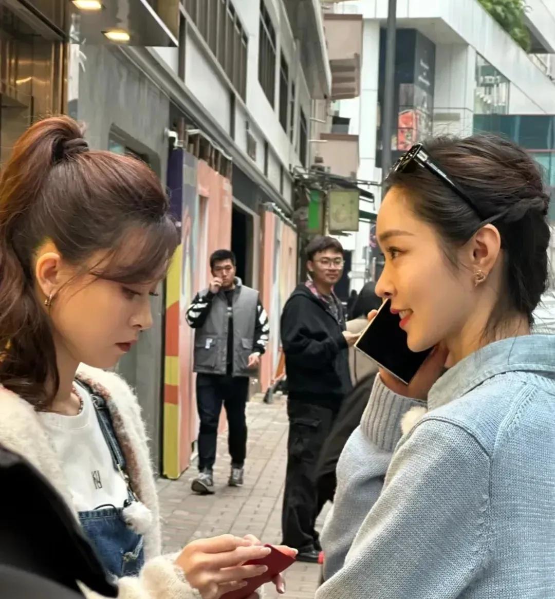 宋轶在街头被偶遇
却不知道这个就是宋轶
那个网友还问，这是谁呀
是宋轶就是宋轶
