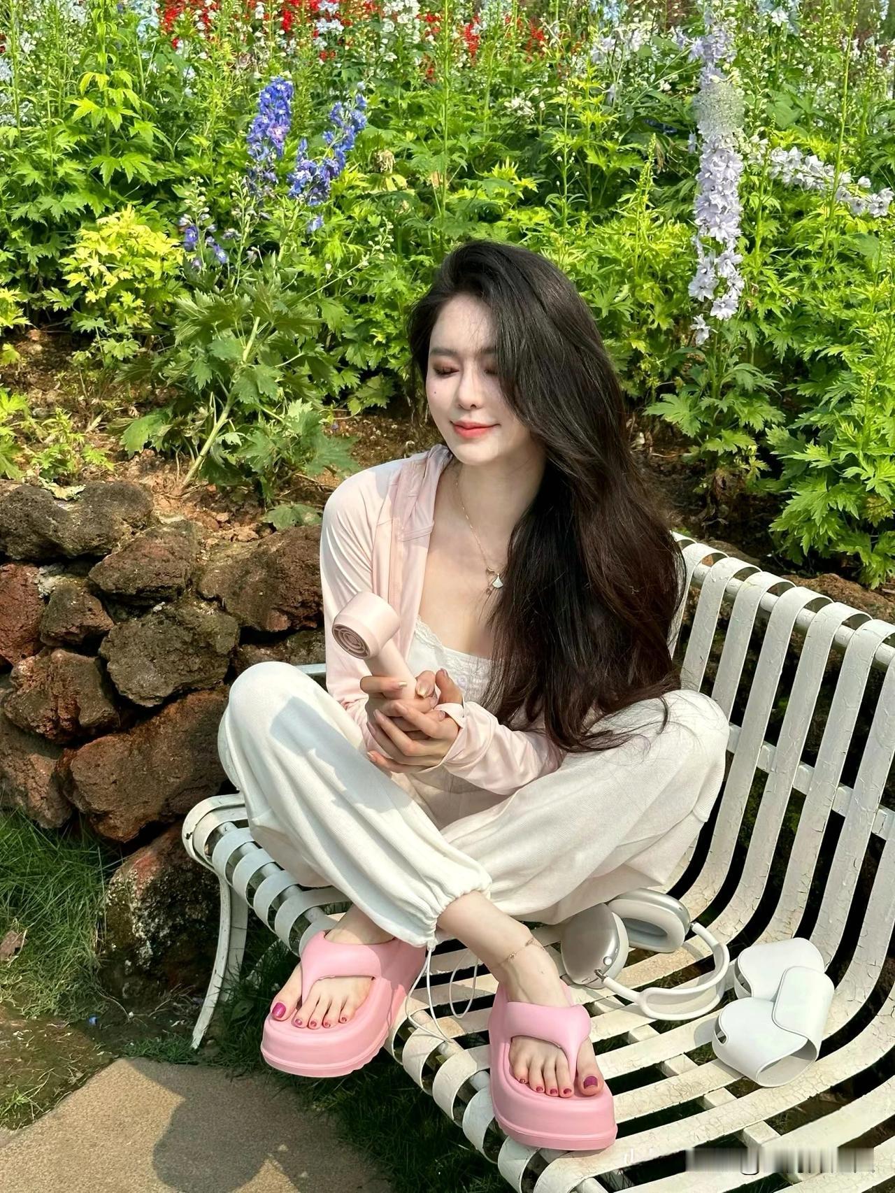 白衣佳人倚椅坐，微笑如花似玉美。#醉心美貌佳人# #人间靓丽风景线#