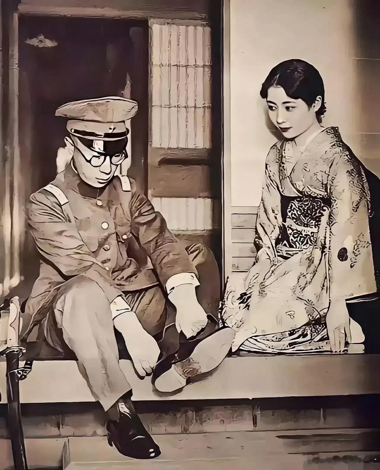 1937年，东北。溥仪的弟弟溥杰与日本妻子嵯峨浩的照片，溥杰正在穿皮鞋，而嵯峨浩