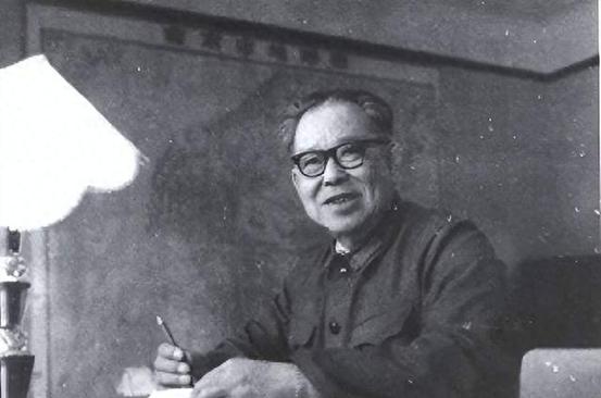 上级派他负责上海地方工作，大军区政委陪同，警卫荷枪实弹护送
“1976年10月9
