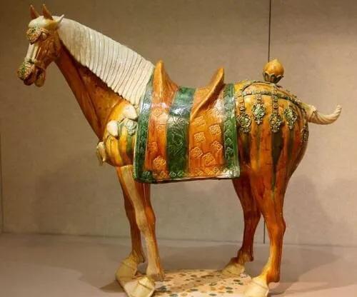 1928年，陇海铁路修建至洛阳邙山，一声爆破后，沉睡千年的唐三彩首次惊艳世人。那