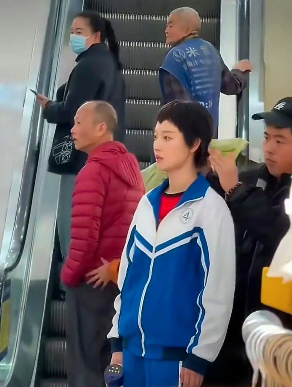 倪妮新剧校服造型2027芒果大剧片单芒果秋季招商会重磅释出，《简单的人生》倪妮校