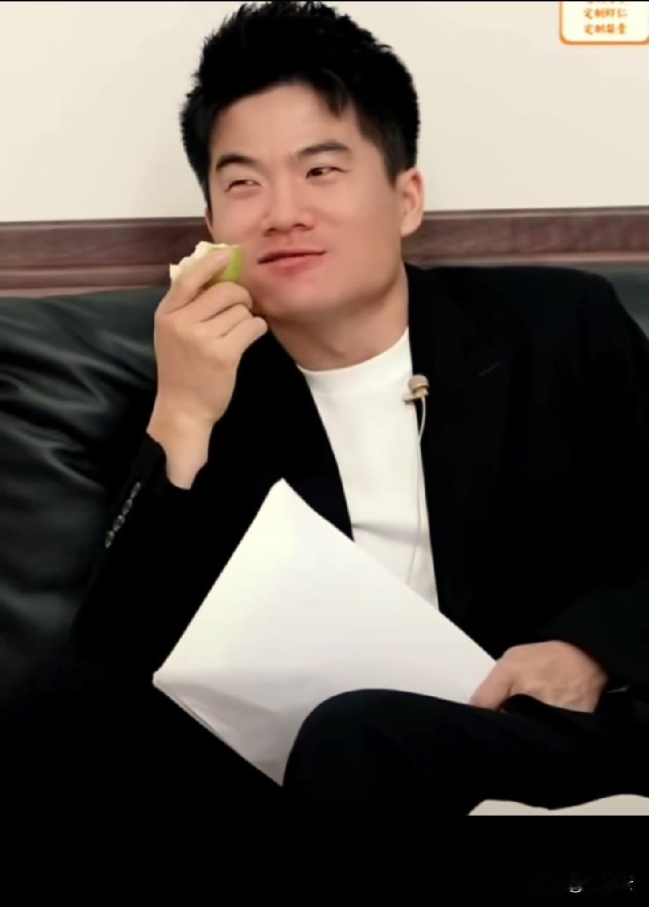 董宇辉的松弛感是主播这个职业中最难得的。卖床品，靠在床边，啃着水果，如闲话家常一