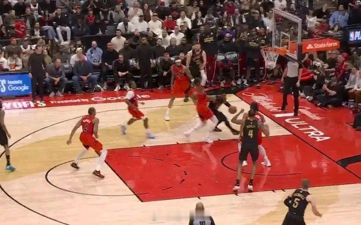 NBA季后赛骑龙G4出现7次错漏判NBA官方今日公布的裁判报告显示，在骑士对阵猛