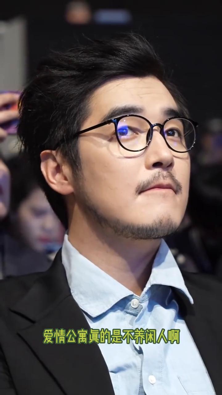 爱情公寓真的是不养闲人。金世佳活动结束之后，粉丝乌泱泱围上来要签名。金世佳签着签