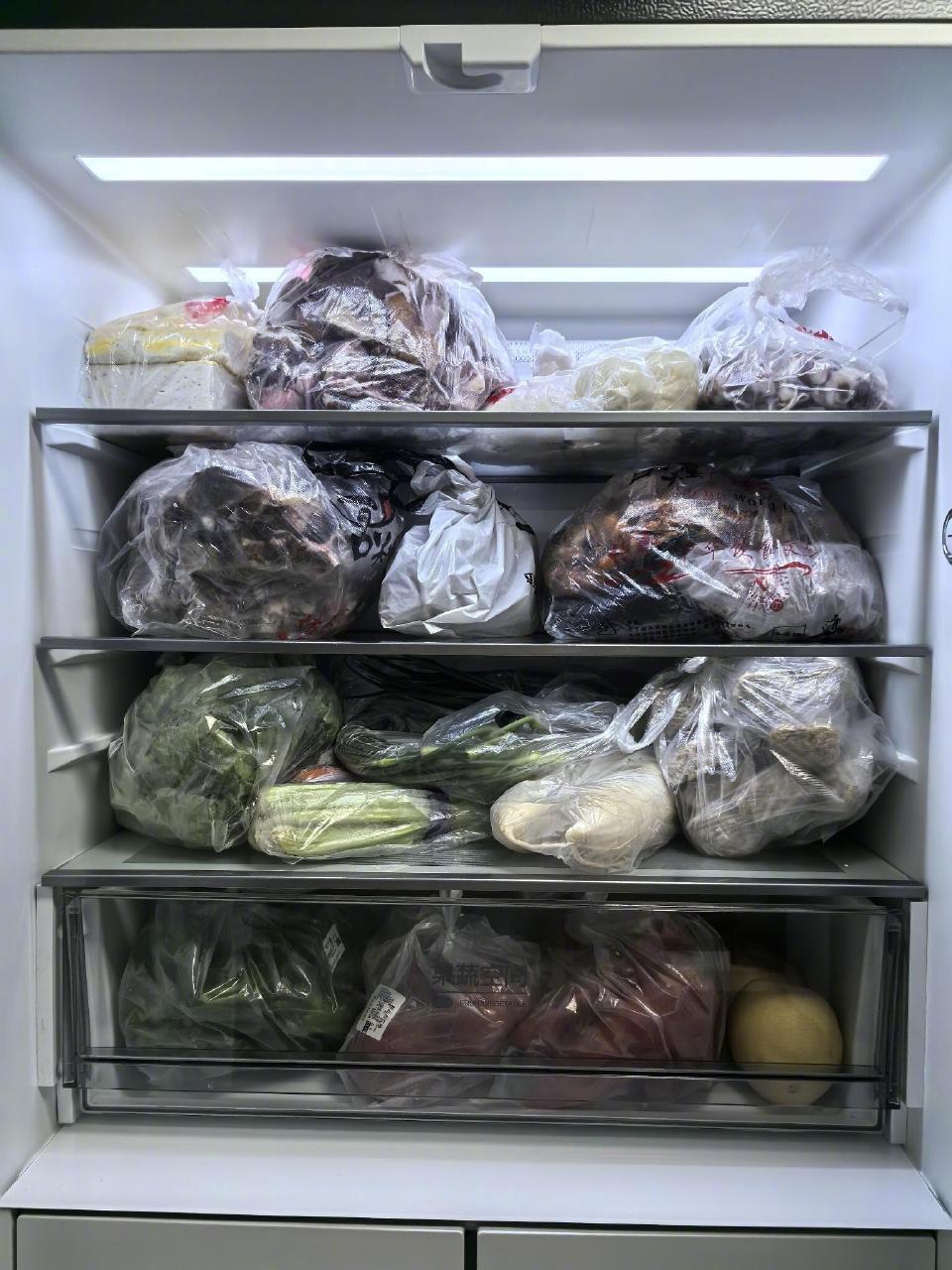 爸妈来后冰箱都变老了放菜了而已！都过年了，冰箱肯定要放点菜，才能放久一点~那些牛