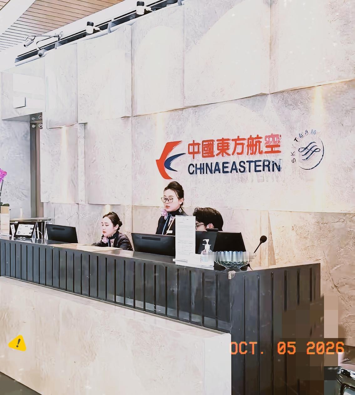 东航这次硬刚机闹旅客欧某某，看着大快人心，但一张通报，真的能捡回乘务员丢掉的尊严