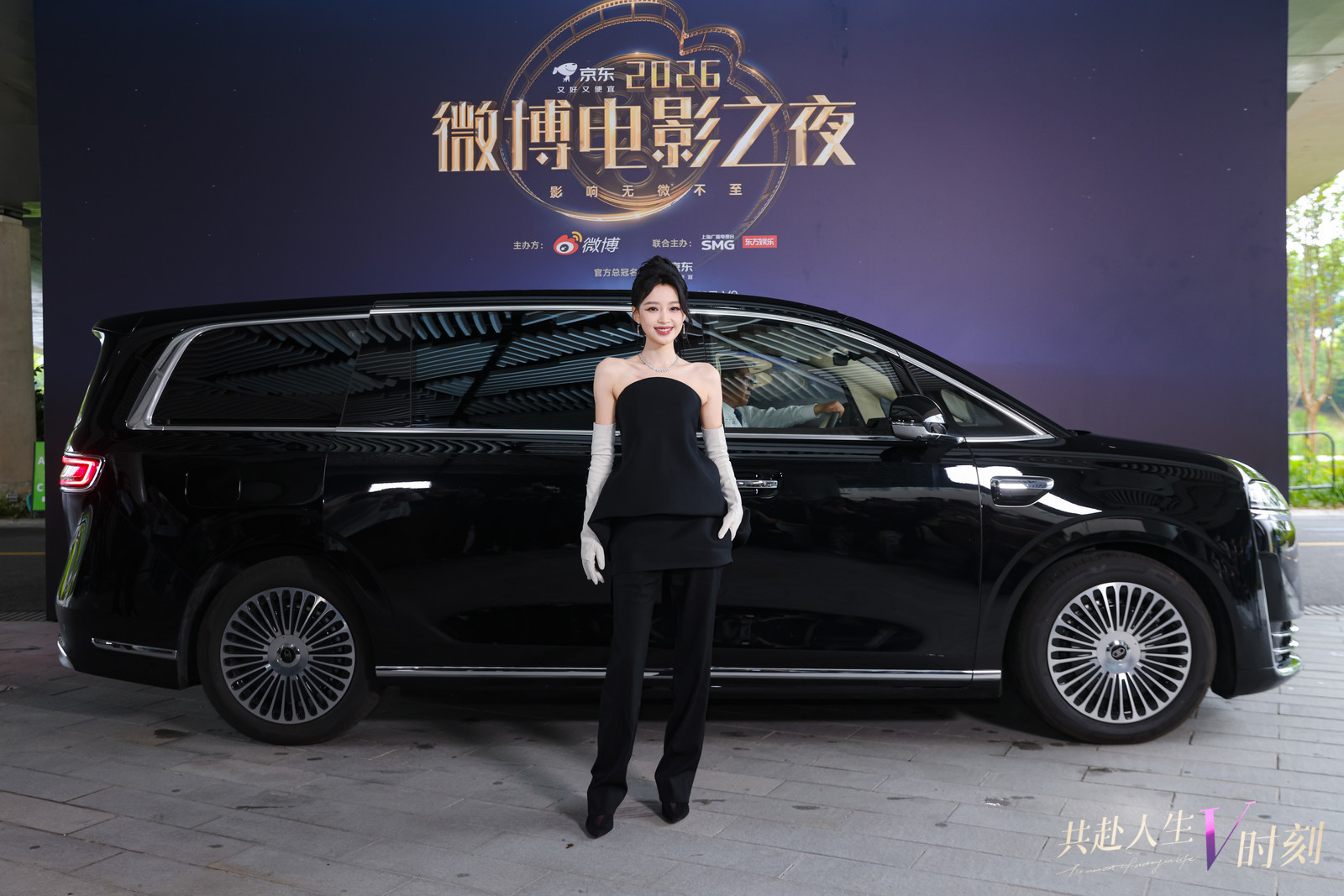 被孙怡美晕了孙怡 可能歌神附体了被孙怡从智界v9下车画面狠狠吸引到，身姿落落大方