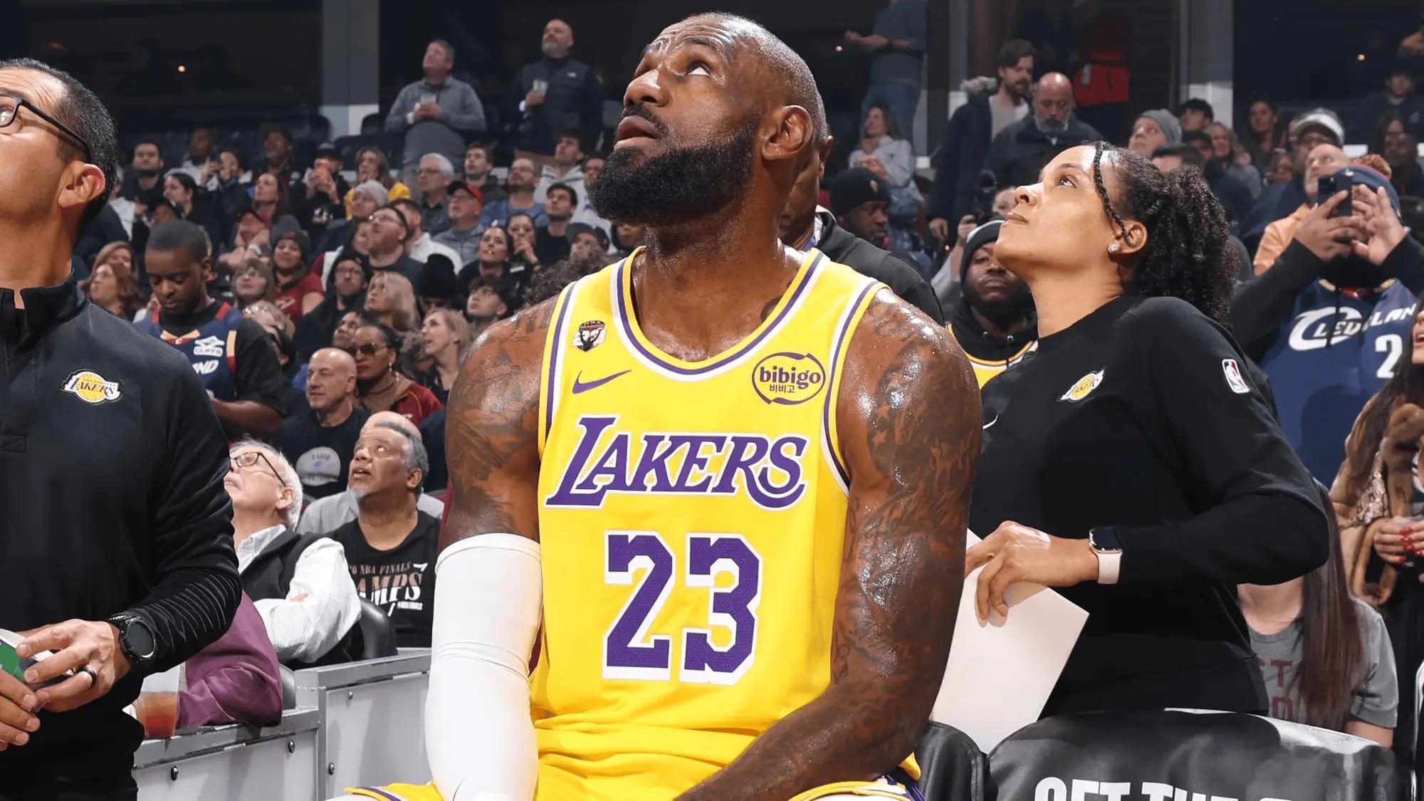 杰隆-泰森：这里已经是多诺万的城市了。 