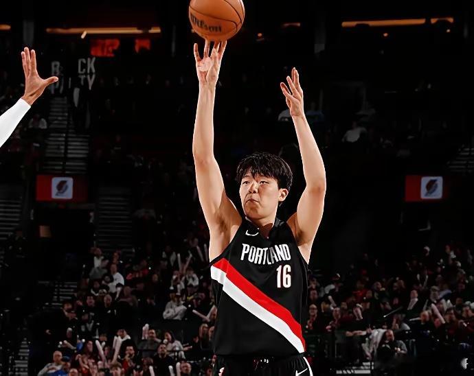 开拓者赢了，对杨瀚森却可能是个坏消息！今天，杨瀚森终于再次获得上场机会。在开拓者