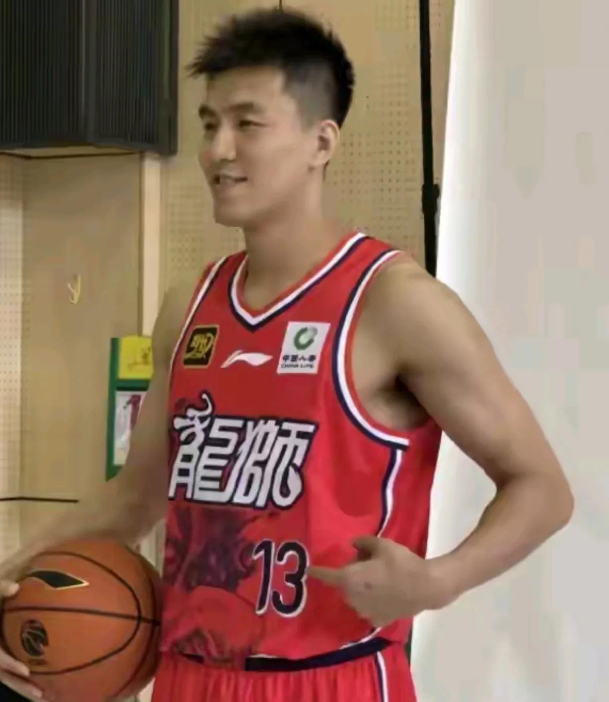 郭艾伦太帅了，谁能拒绝艾伦的笑容啊！看见了吗？他手指自己的13号，告诉大家，我还