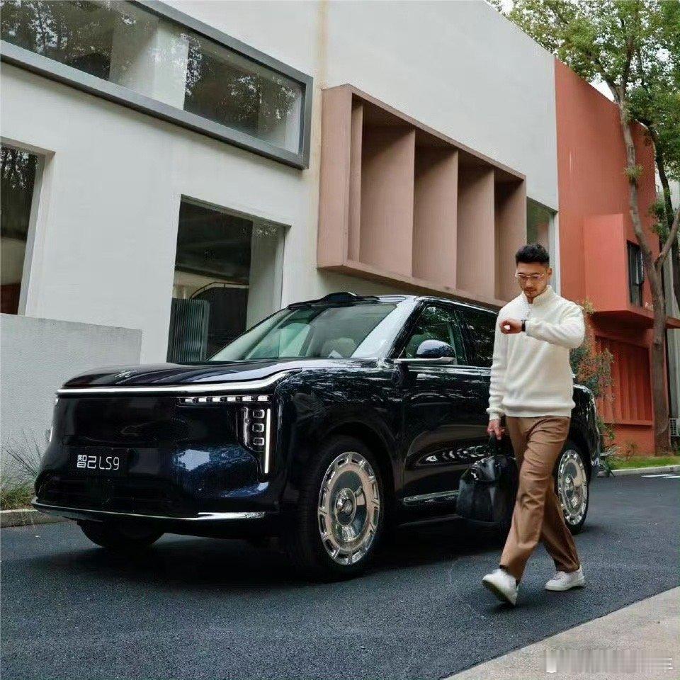 智己五周年实现单月盈利大v聊车新能源汽车 智己汽车在成立第五年关键节点，交出了一