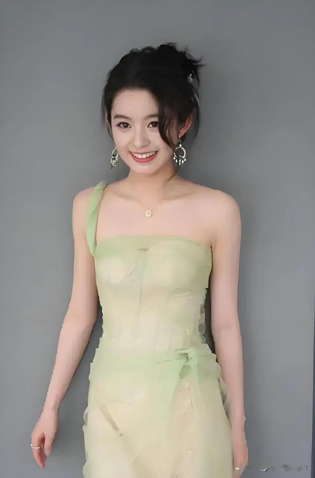 盖棺定论了！
黄杨钿甜戴的耳环是假的，经过权威机构的鉴定，确定这是玻璃做的，价值