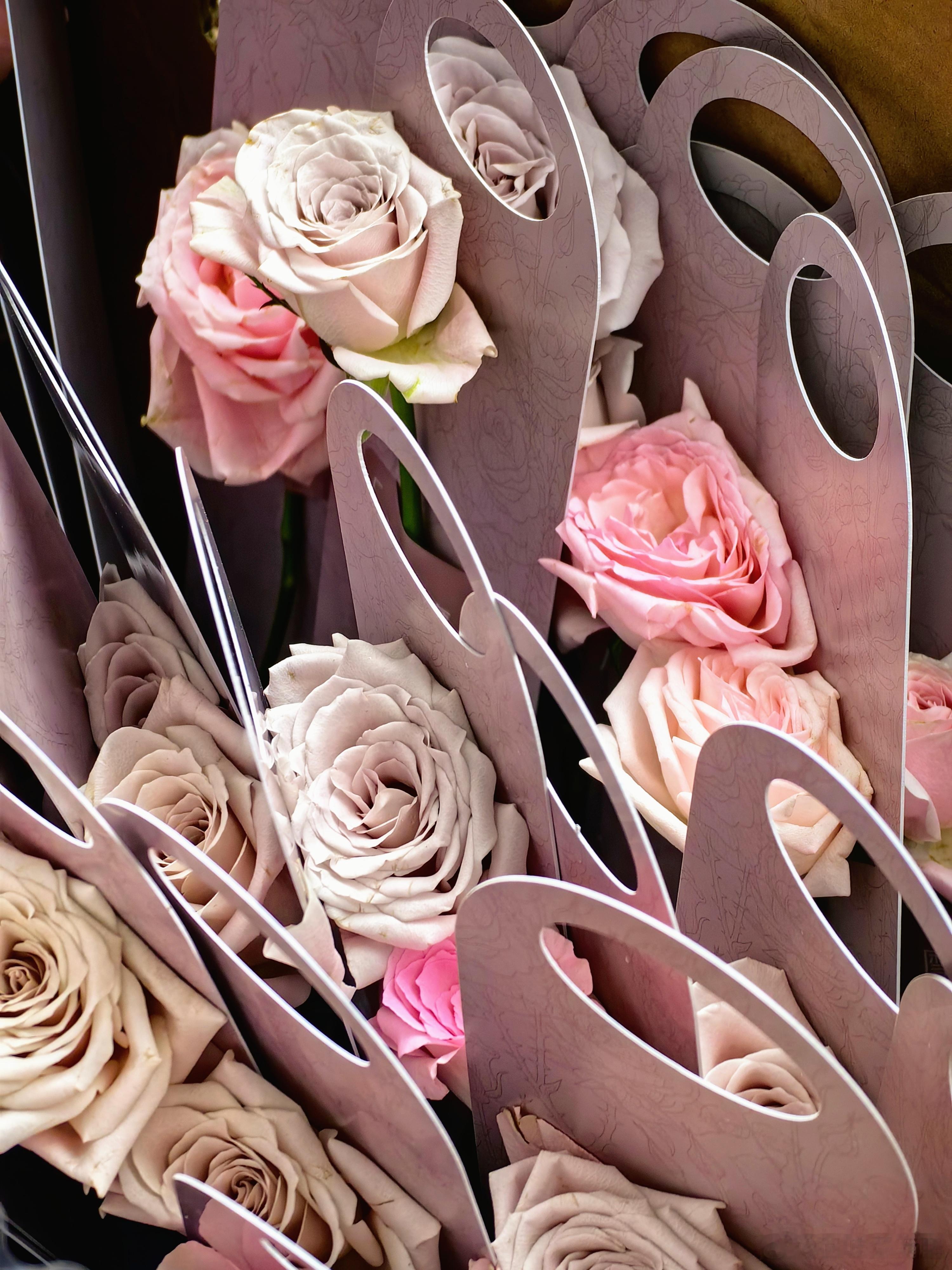 我是不过这种节日的，老夫老妻，但是借由今天活动也给夫人订了一束花，结果收获了极高