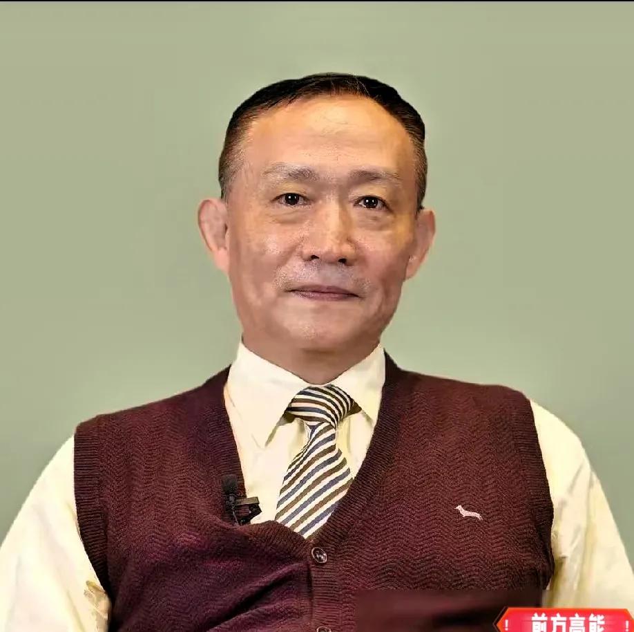 连日新闻读罢，只觉背脊发凉。卢麒元此番直言，堪称一语戳破层窗纸，这份勇气，实在难