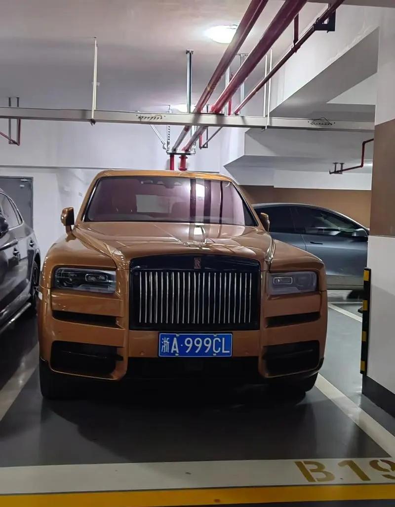 浙江杭州的劳斯莱斯库里南，已经是百万级别的车，再配上3个9真的太牛逼了气场太强大