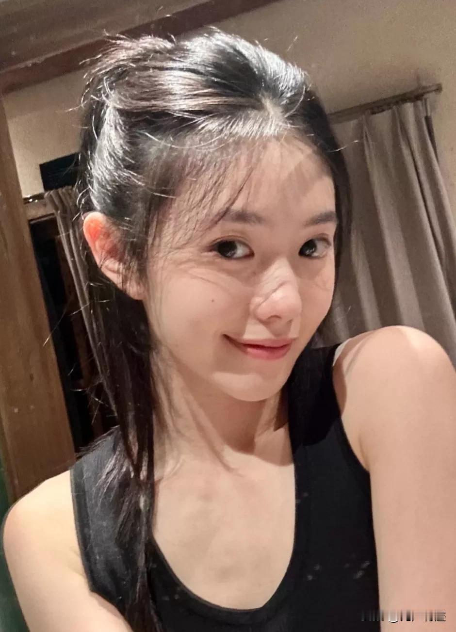 刘浩存，知道她口碑不算好，但是一点也不影响我觉得她美。
她的颜值，可以说，在95