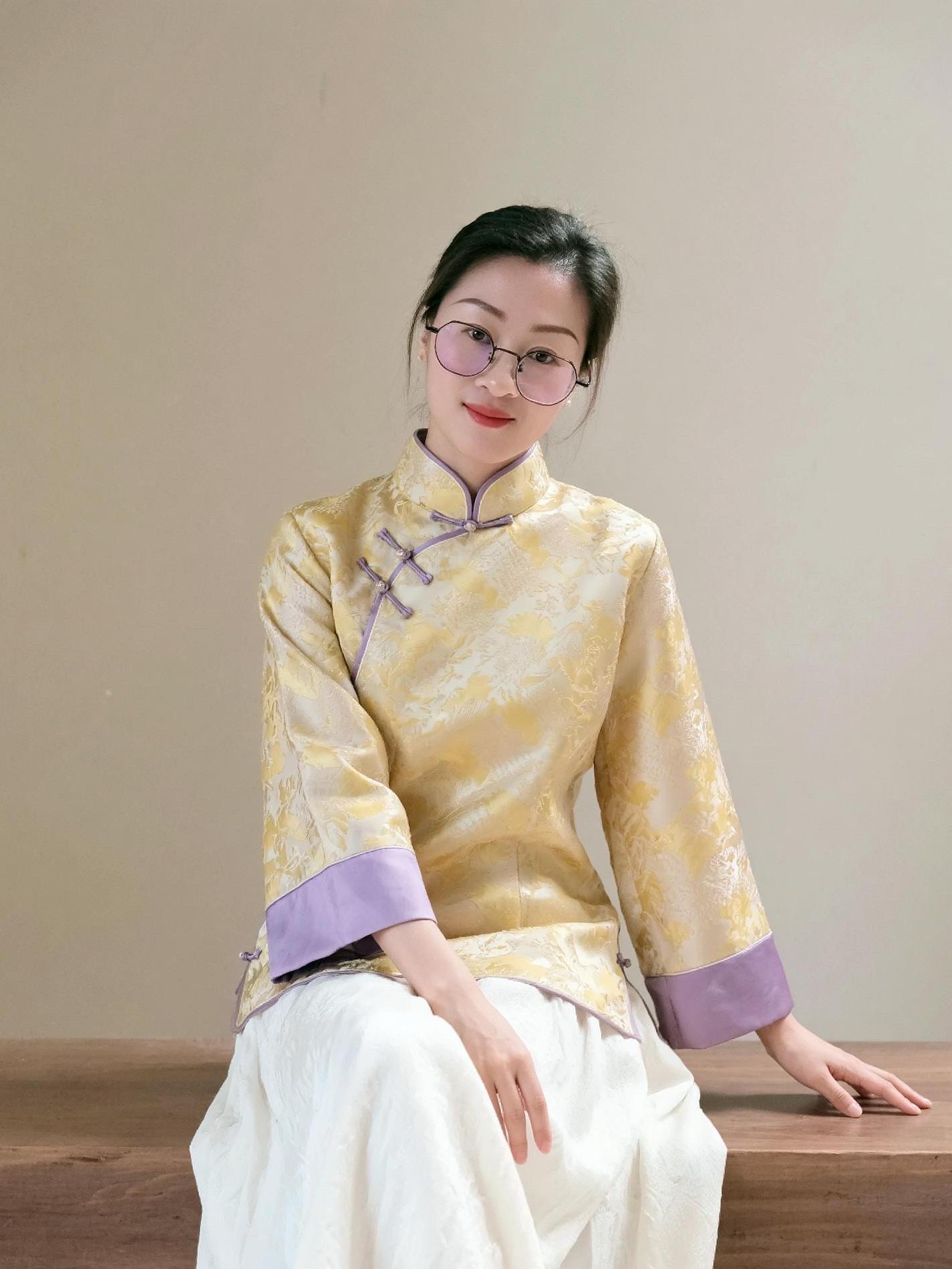 她现在把衣服也转换了，换上了一身洗得发白的蓝制服罩衣，看起来朴素多了。...