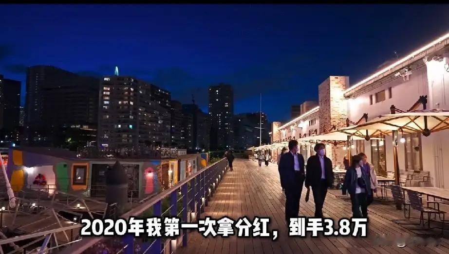 一个收银员7年到手123.6万，评论区直接炸了：有人喊假，有人想投简历。
最近刷