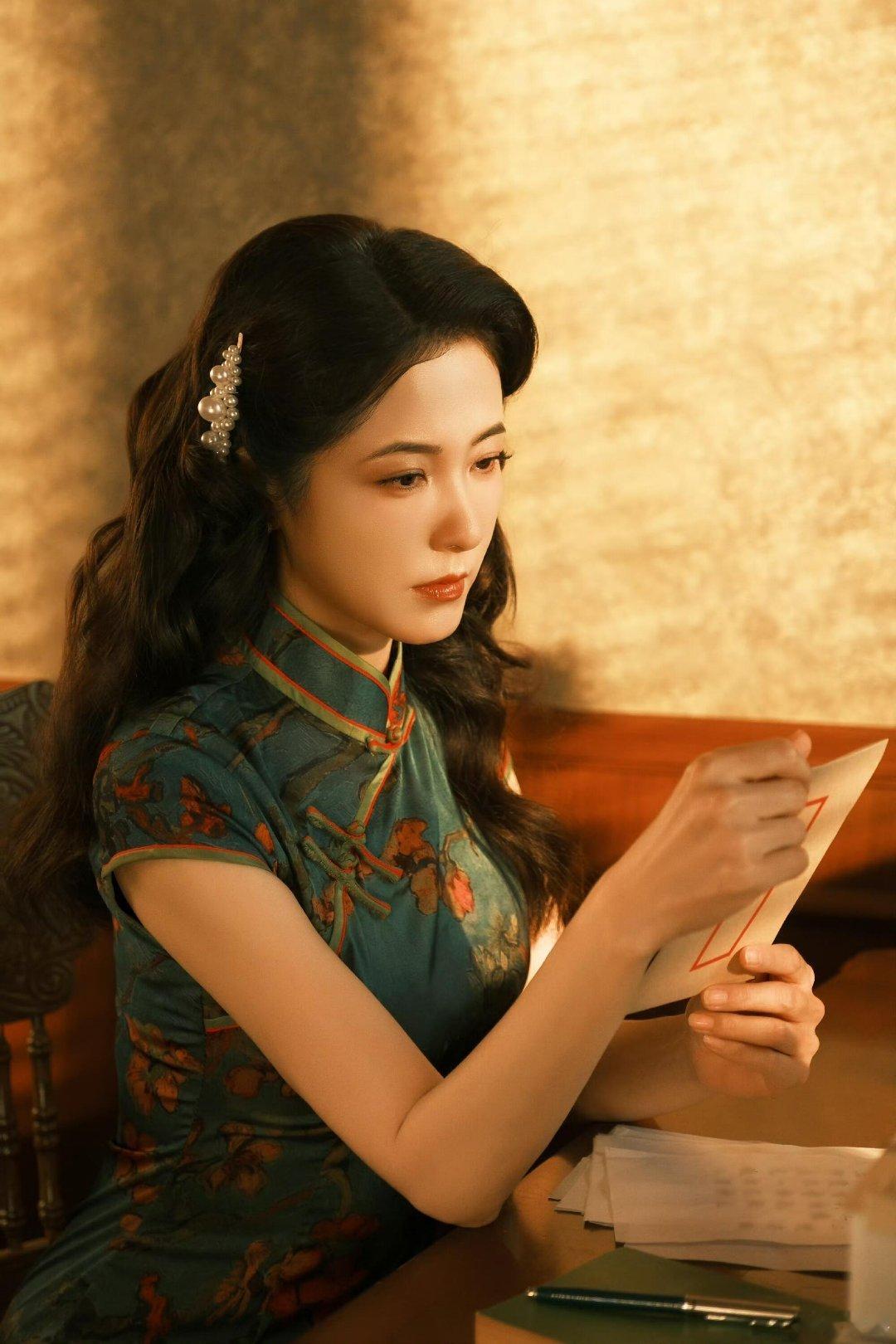 谁懂！曾黎自带“体制内大姐”的适配度buff！不搞花哨噱头，穿搭简约却有筋骨，待