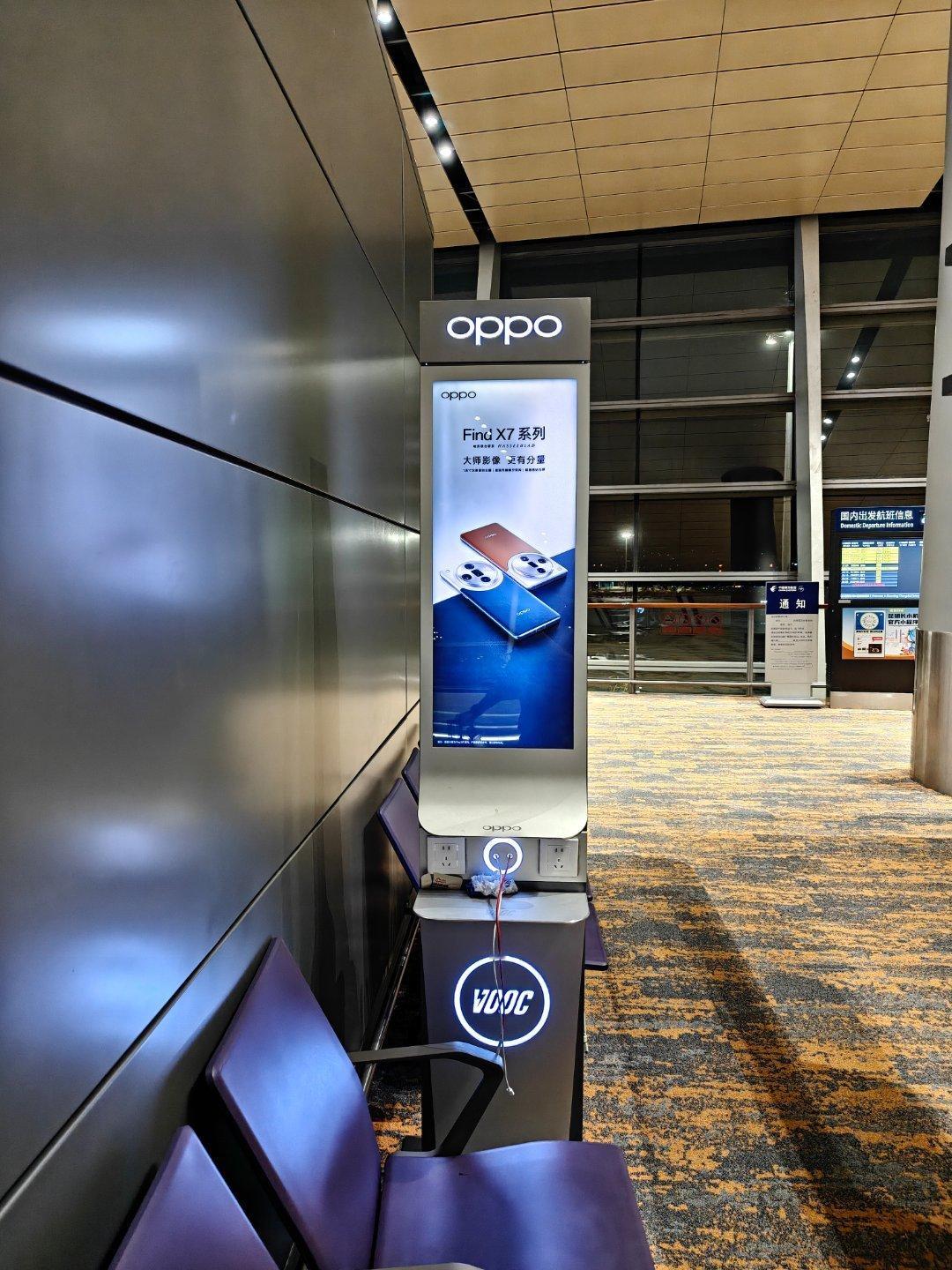 今天这趟航班不知道运的是什么老乡，我在那边听方言听了两个小时。从晚上11点叭叭叭