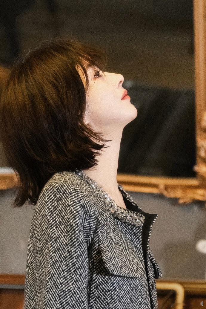 #赵丽颖小香套裙##赵丽颖法式优雅风# 赵丽颖的小香套裙，是优雅与时尚的完美结合