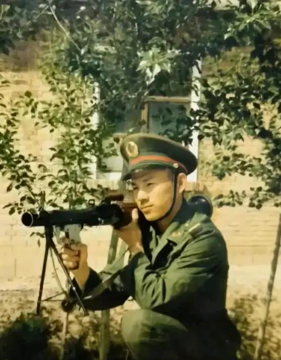 大家仔细看，这是什么秘密武器呢？
照片中这名战士肩上扛的有点像火箭筒一样的武器，