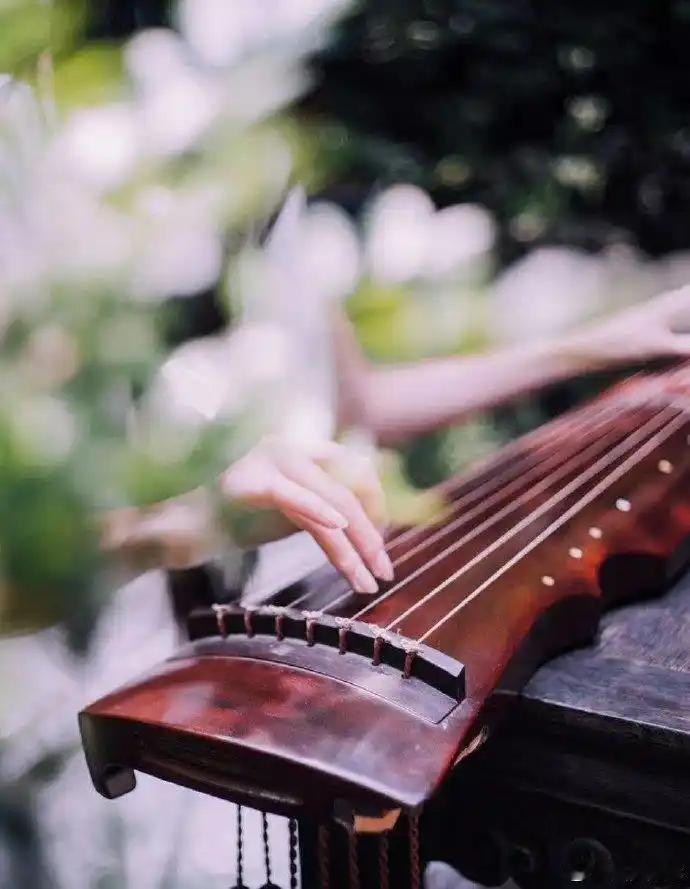 下联：琴诉万般情。

（题图来自网络）