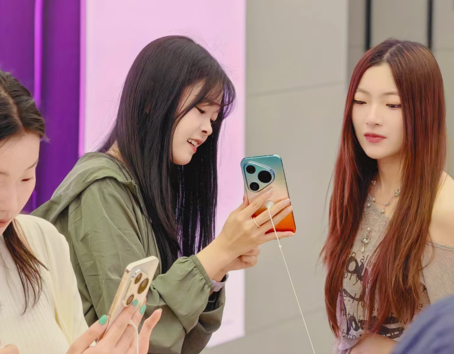 不出意外，华为Pura90系列正式开售后，不管线上线下都非常的火爆！线上就不说了