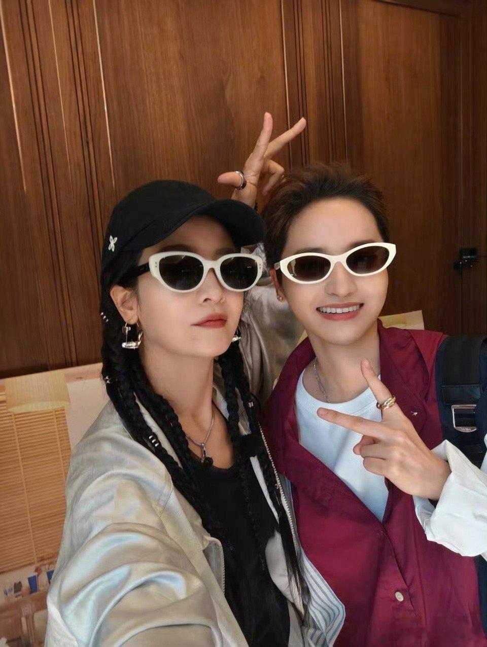 蒋一侨给李晟的奶龙货不对版不是说黄色小奶龙很适合李晟嘛，怎么到手不是黄色是香芋色