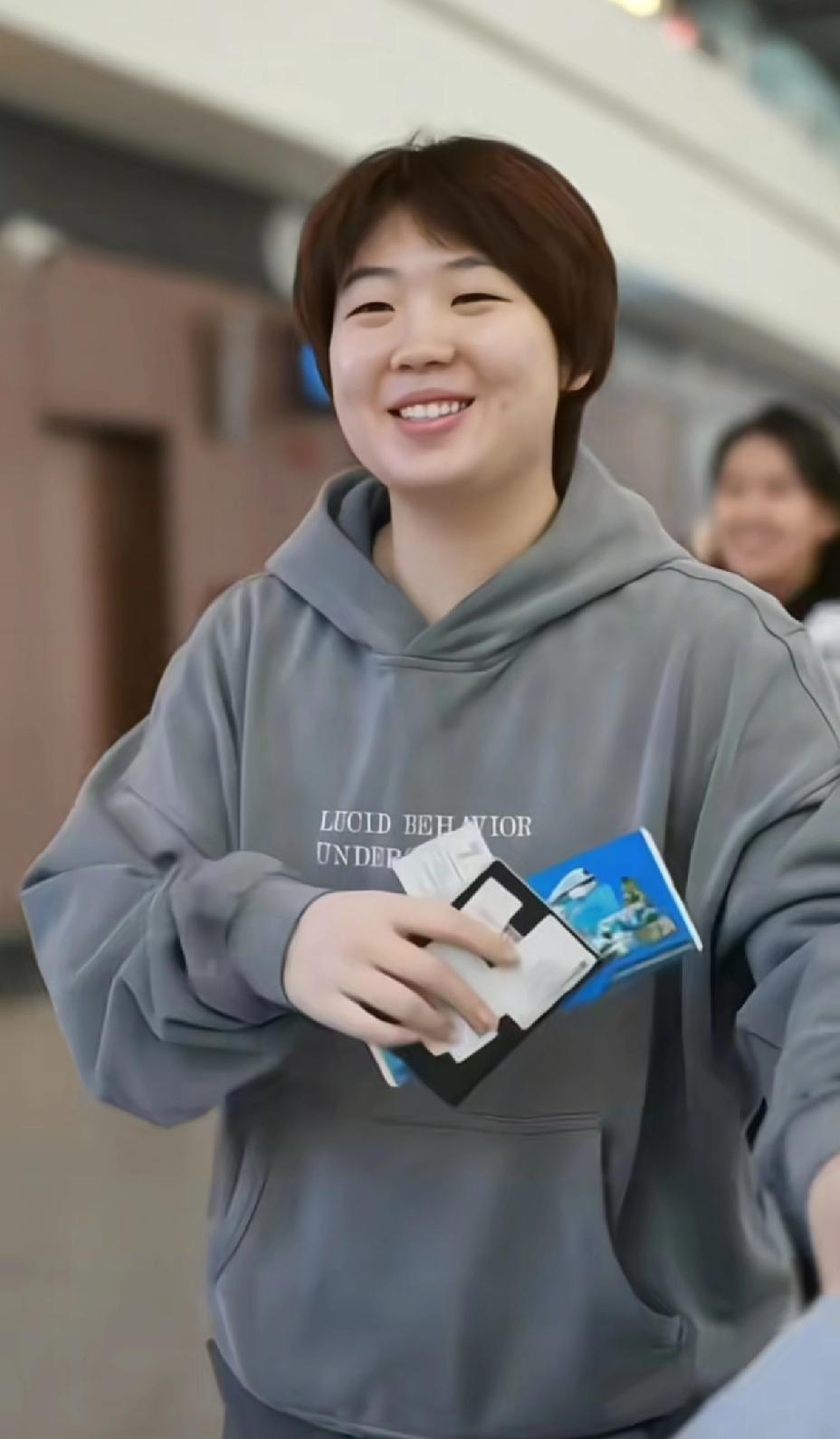 机场出发多哈冠军赛的蒯曼，
这次大不一样，
一身灰色装扮，
与以前大不一样。
