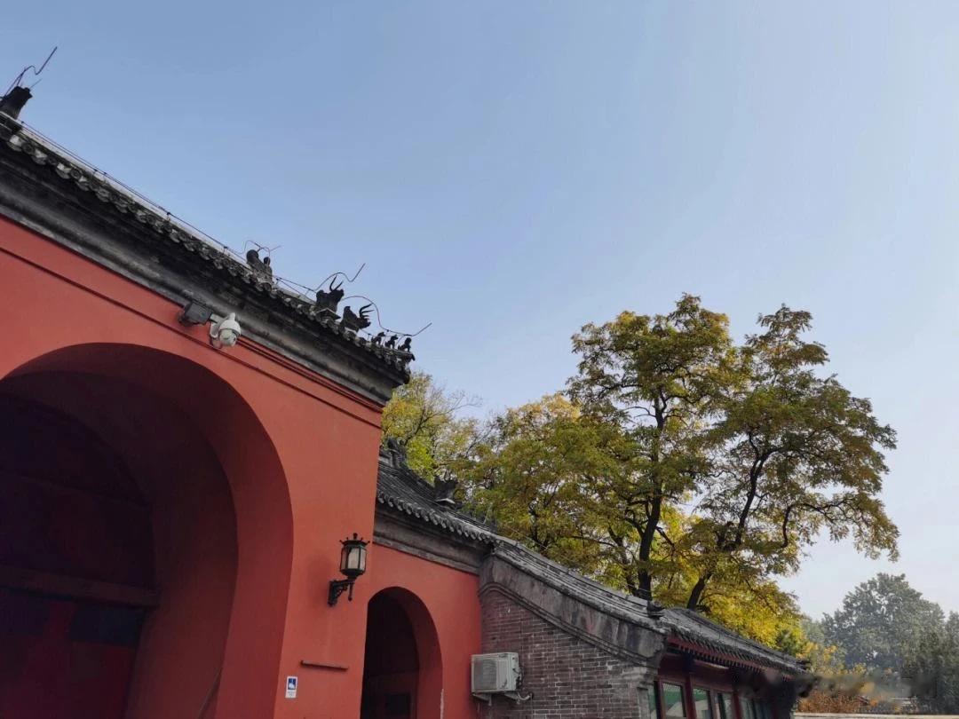 北京秋天一定要来一次鼓楼。
看看老北京胡同，古建筑，感受人文历史变迁。每一次来都