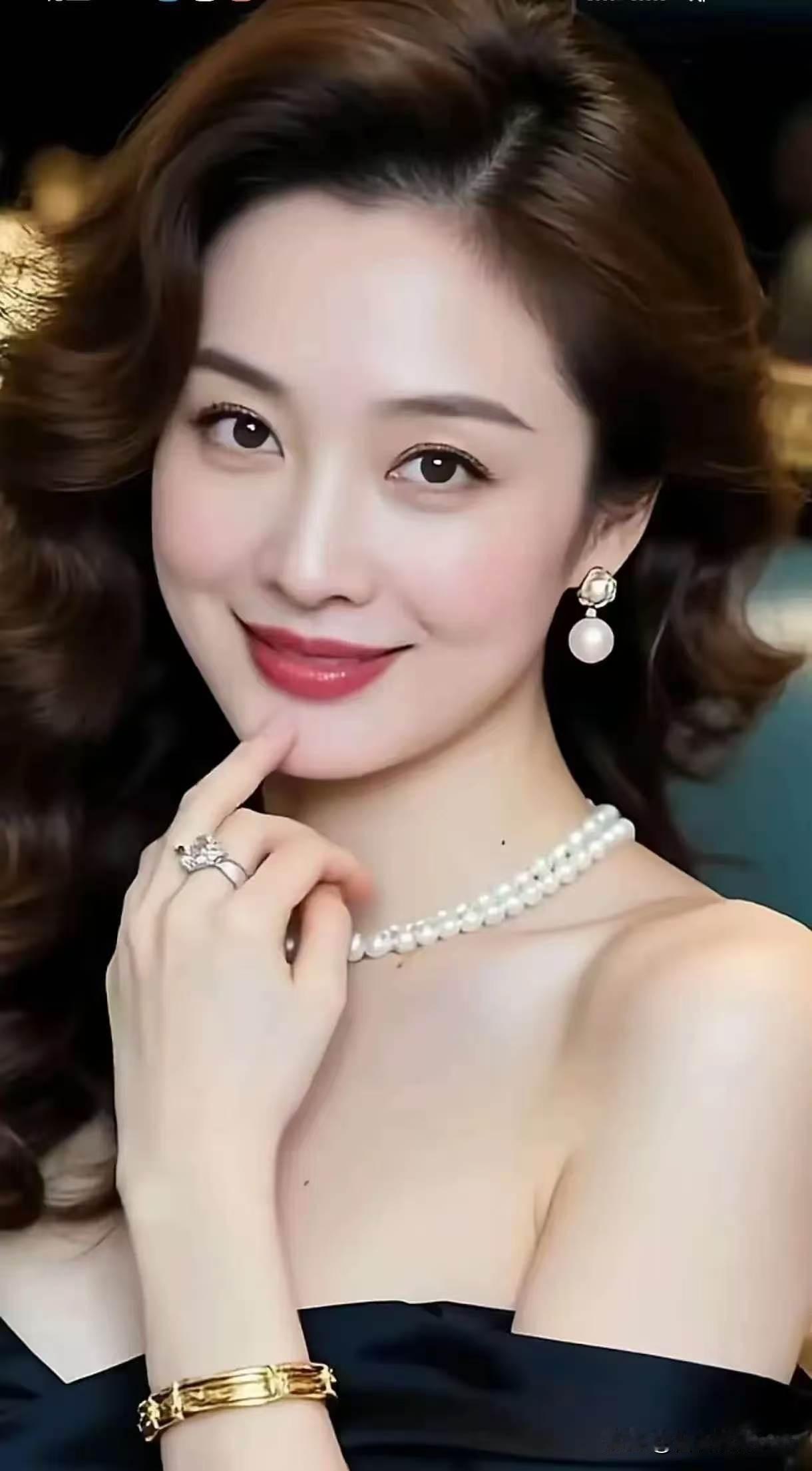 五言·风华
 
云鬟凝晚香，珠佩映清光。
笑靥含星暖，衣袂带风扬。
腕间金钏稳，