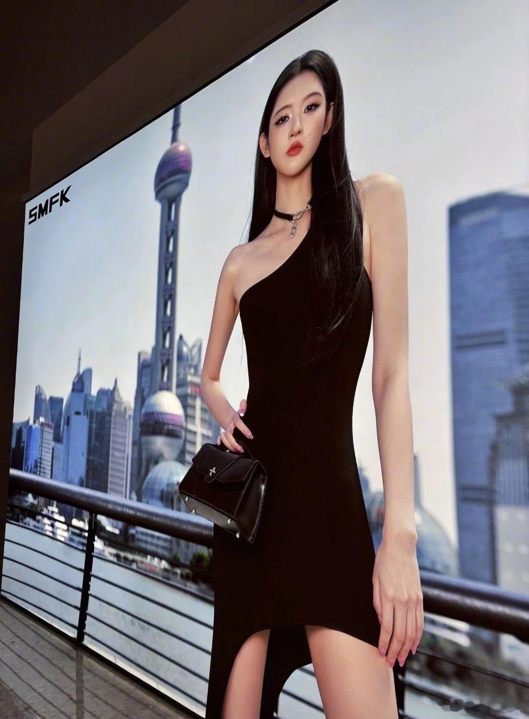 王玉雯这图拍的太美了吧，放在大屏上，美貌加倍暴击啊 