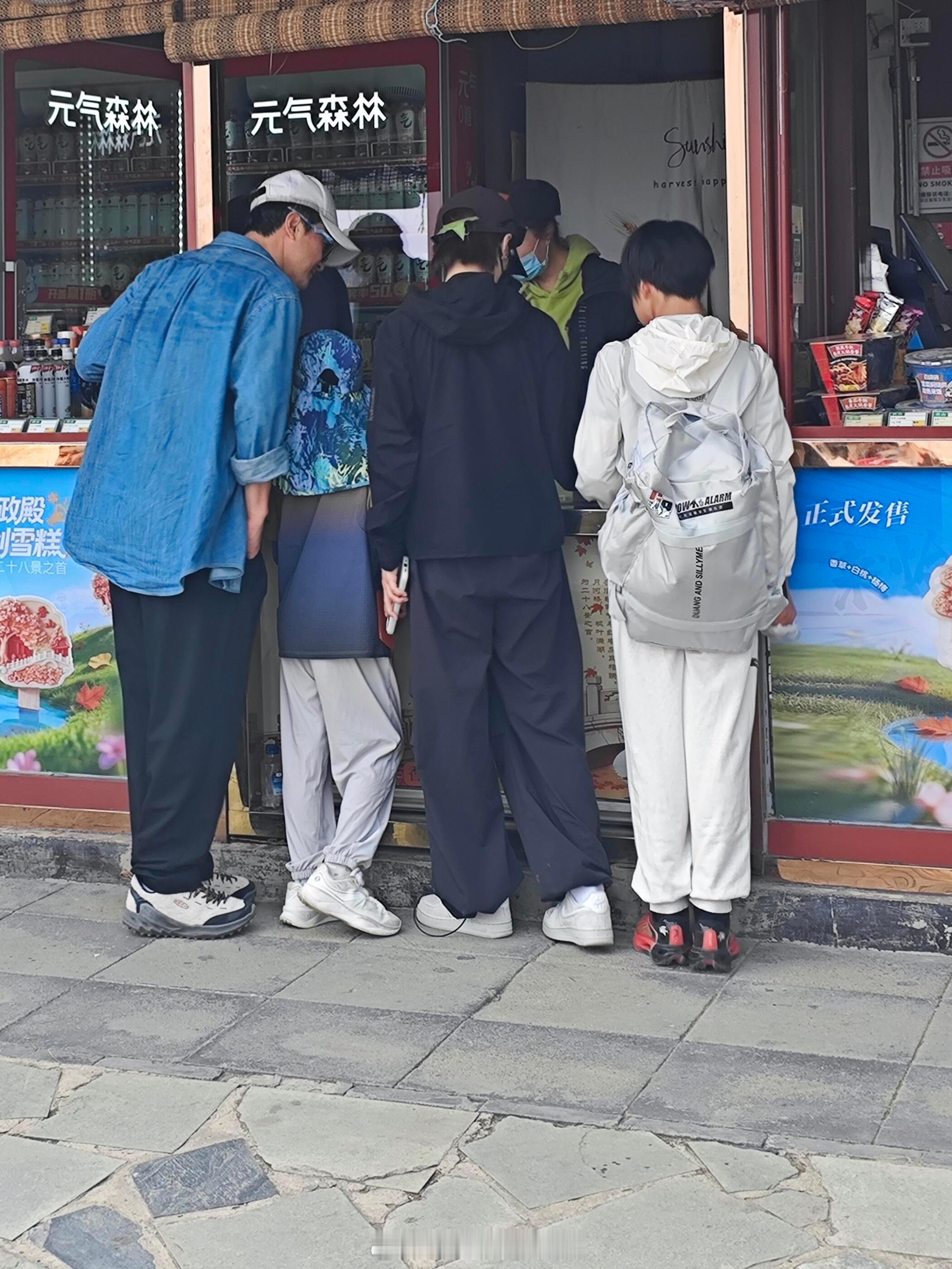 偶遇吴京谢楠一家爬香山吴京谢楠11岁儿子身高 偶遇吴京谢楠一家爬香山，大儿子这么
