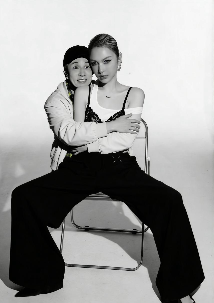 薛手桐鑫哪张好看。 